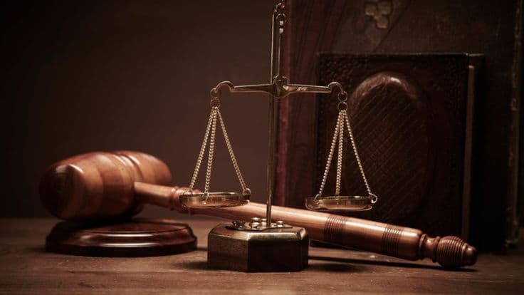 Ketika Hukum Berjalan di Atas Kawat Tipis: Analisis Mendalam Penegakan Hukum di Abad Digital