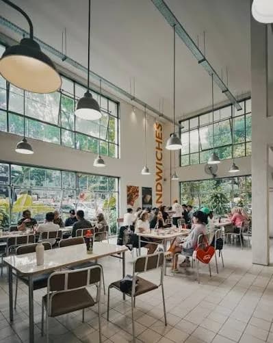 Mengapa BMB Canteen Bandung Layak Menjadi Studi Kasus Kuliner Viral 2026: Analisis Mendalam Corned Beef Sourdough dan Konsep Industrial Klasik Inggris